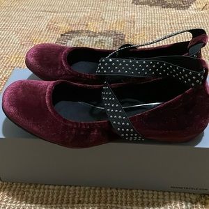 Beautiful burgundy velvet shoes from reaction Kenneth Cole. Size 7